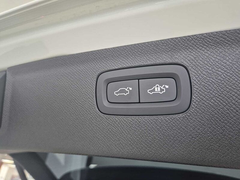 Volvo  Ultra, T8 AWD 플러그-인 하이브리드, 전기/가솔린, 다크, 7 좌석