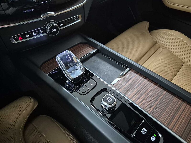 Volvo Ultra, T8 AWD 플러그-인 하이브리드, 전기/가솔린, 브라이트